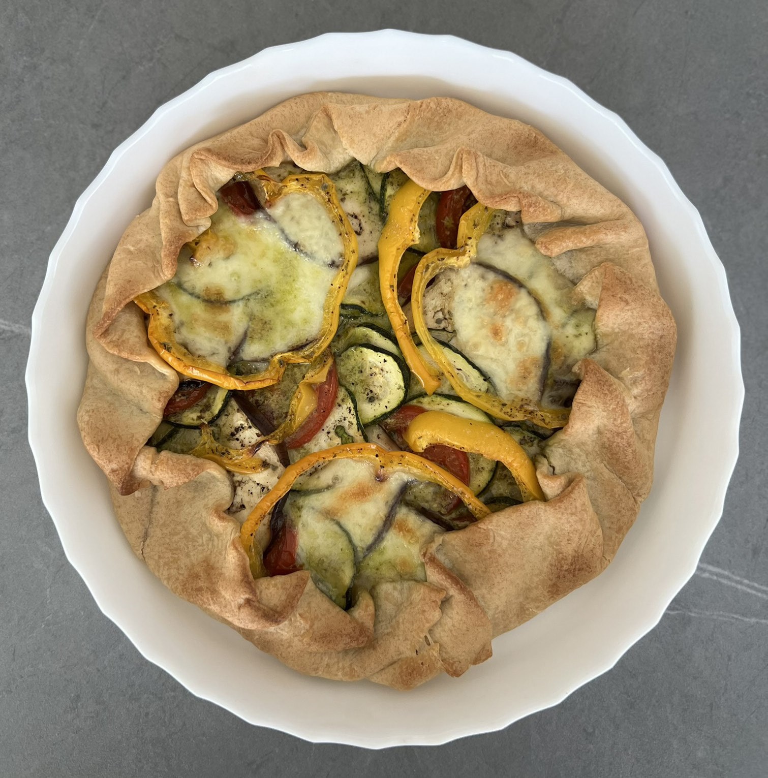 Tarte mit Sommergemüse und Mozzarella