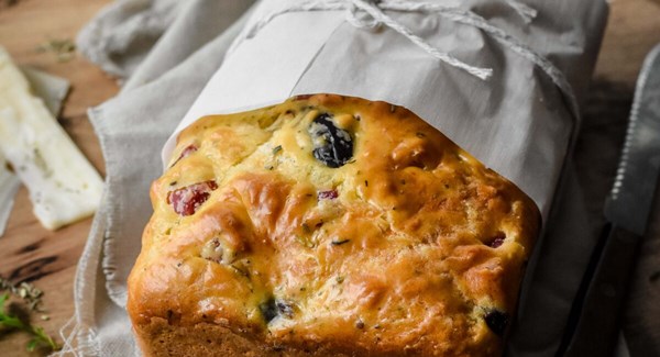 Cake aux olives, lardons et Gruyère AOP