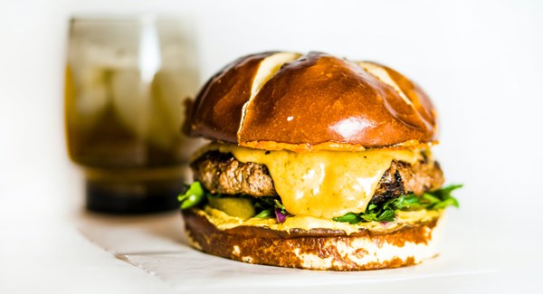 Hamburger au fromage à raclette