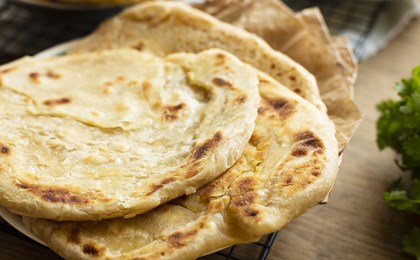Pains plats à la poêle fourrés au fromage