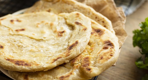 Pains plats à la poêle fourrés au fromage