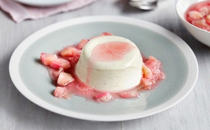 Panna cotta au yogourt et à la rhubarbe