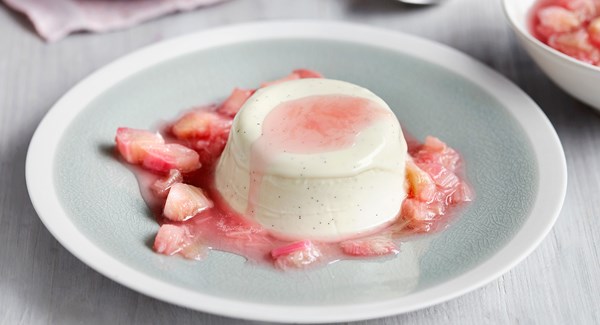 Panna cotta au yogourt et à la rhubarbe
