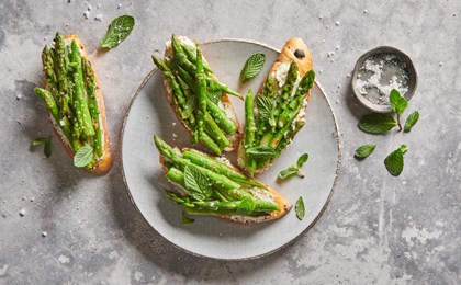 Crostinis aux asperges et au Vache frais Moléson