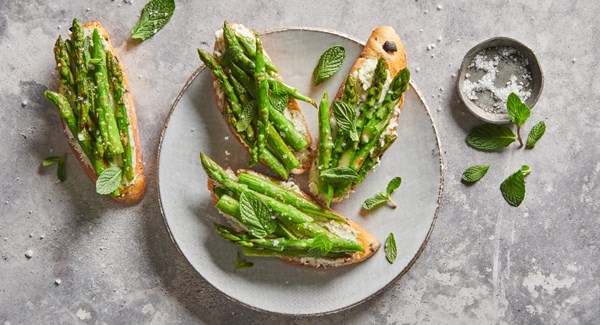 Crostini mit Spargel und Moléson-Frischkäse