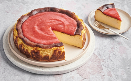 Cheesecake basque et son coulis fraise-rhubarbe