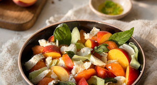 Frischer Salat mit Melone, Nektarine und Mozzarella